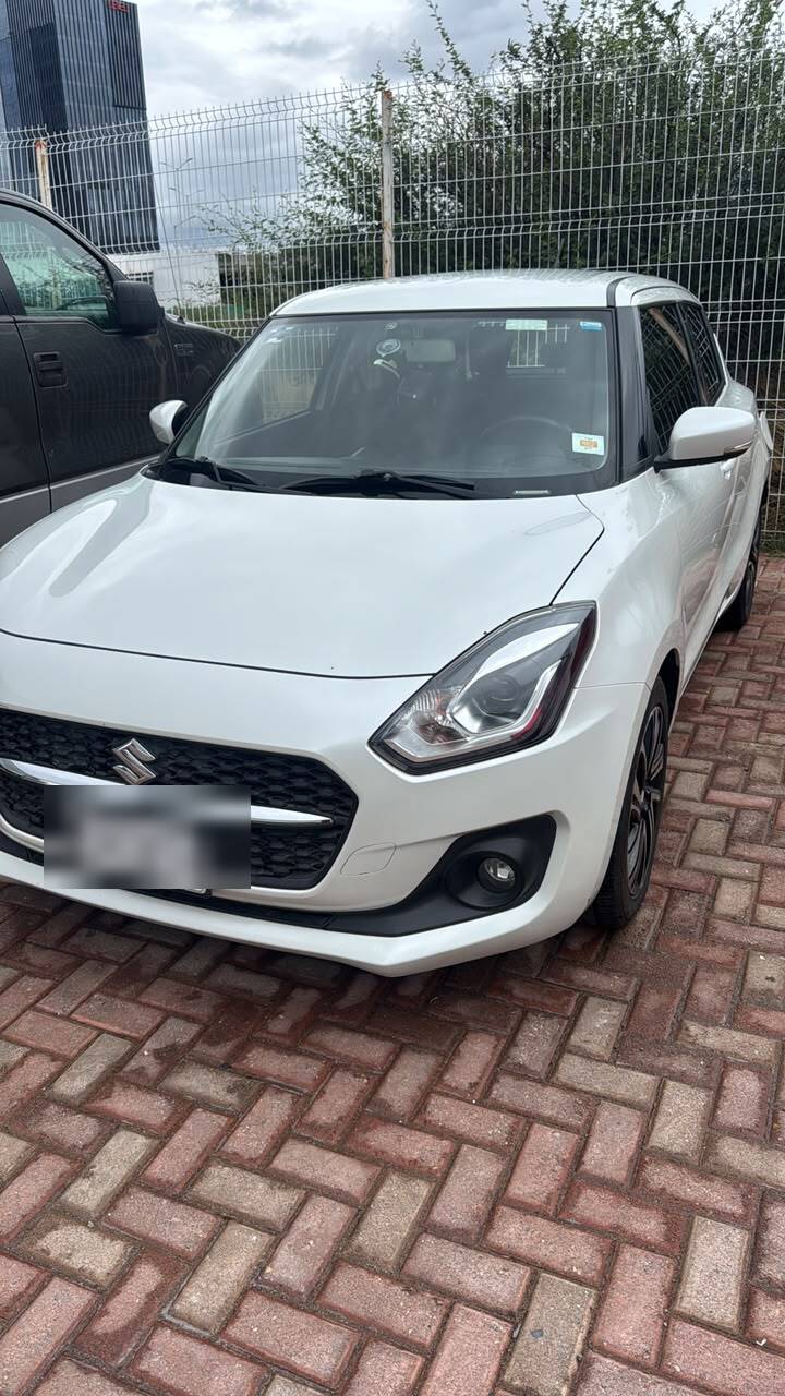 Suzuki Swift blanco recién lavado a domicilio en Querétaro